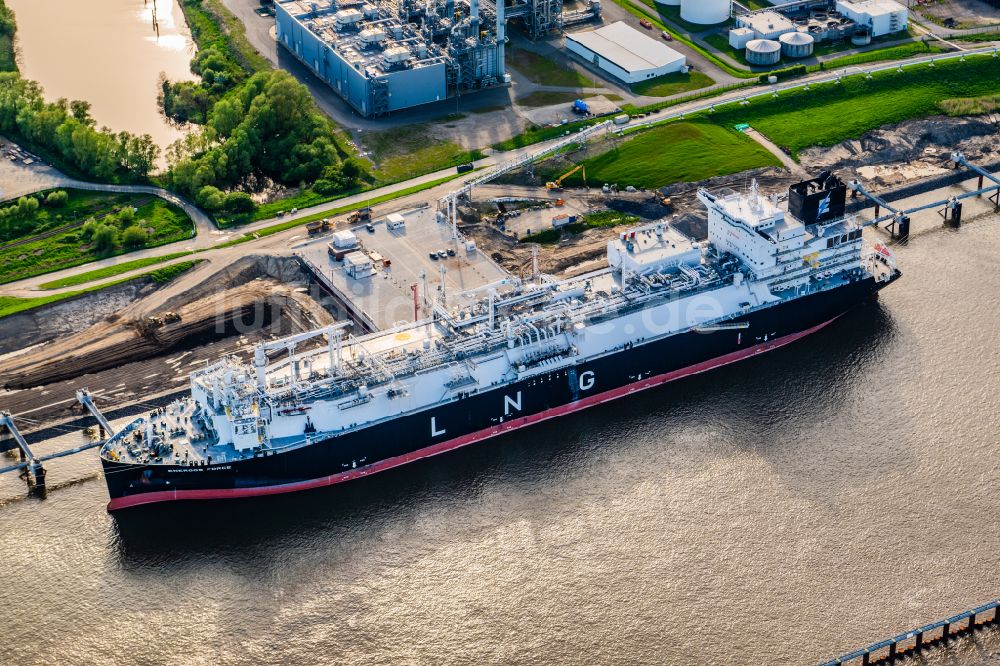 Luftaufnahme Stade - LNG Flüssiggas Terminal mit anlegenden Spezialschiff Energos Force am Elbufer in Stade im Bundesland Niedersachsen, Deutschland