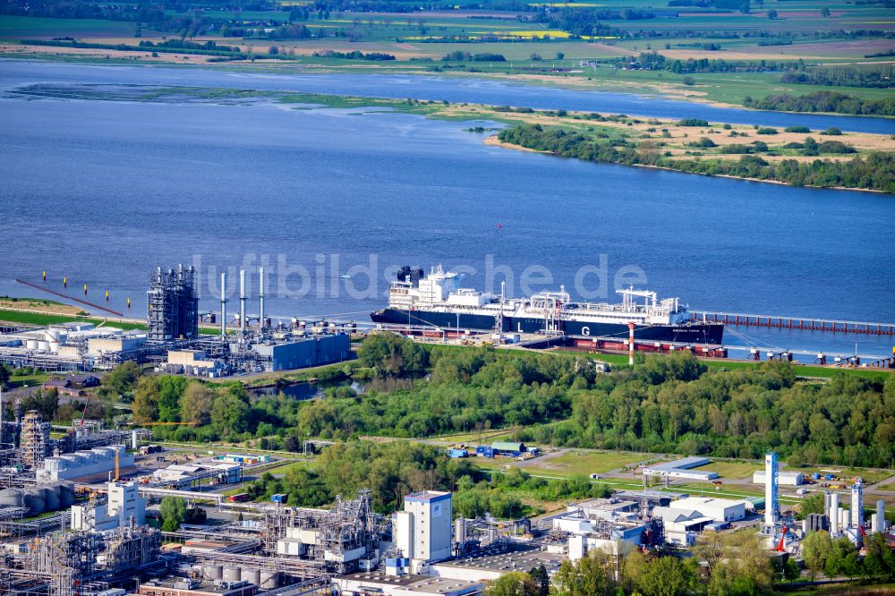 Luftaufnahme Stade - LNG Flüssiggas Terminal mit anlegenden Spezialschiff Energos Force am Elbufer in Stade im Bundesland Niedersachsen, Deutschland