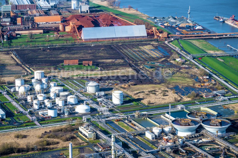Stade aus der Vogelperspektive: LNG Flüssiggas Terminal und AOS Raffinerie- Werksgelände in Stade im Bundesland Niedersachsen, Deutschland