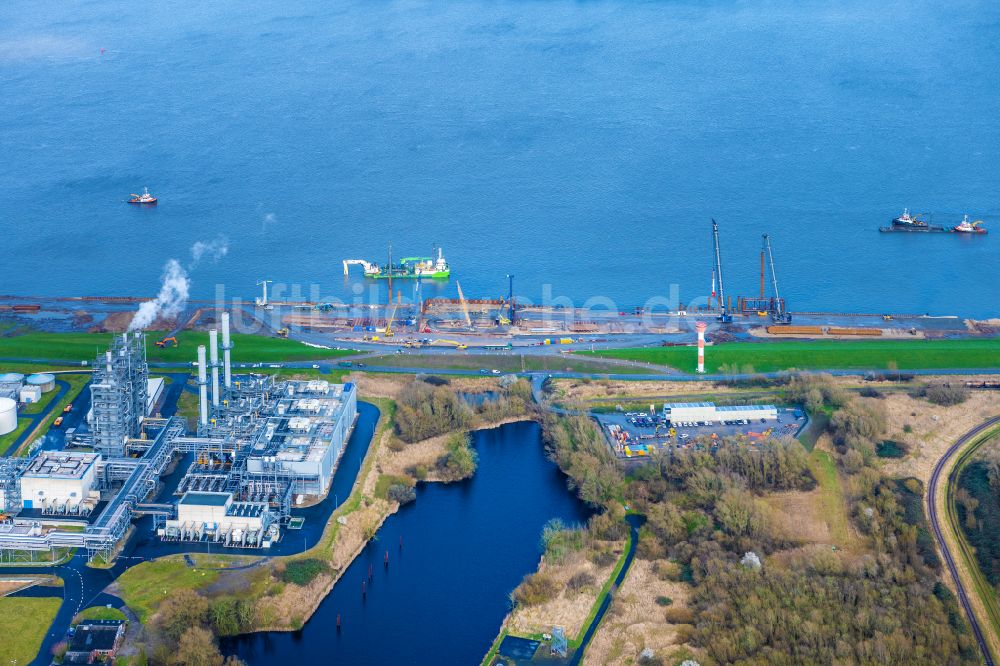 Stade aus der Vogelperspektive: LNG Flüssiggas Terminal und AOS Raffinerie- Werksgelände in Stade im Bundesland Niedersachsen, Deutschland