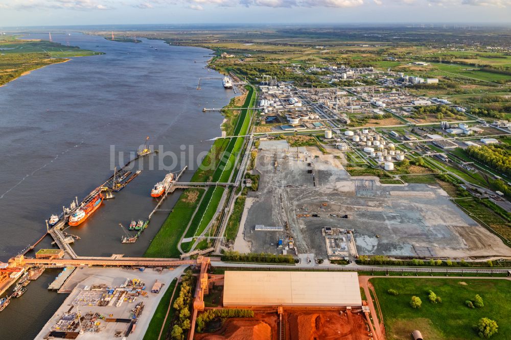 Luftaufnahme Stade - LNG Flüssiggas Terminal und AOS Raffinerie- Werksgelände in Stade im Bundesland Niedersachsen, Deutschland