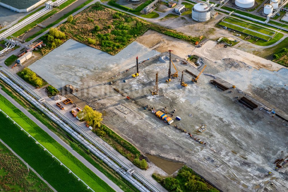 Stade aus der Vogelperspektive: LNG Flüssiggas Terminal und AOS Raffinerie- Werksgelände in Stade im Bundesland Niedersachsen, Deutschland