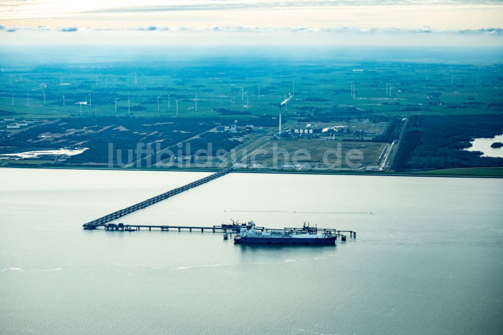 Luftbild Hooksiel - LNG Flüssiggas Terminal beim Entladen der Höegh Esperanza in Hooksiel im Bundesland Niedersachsen, Deutschland
