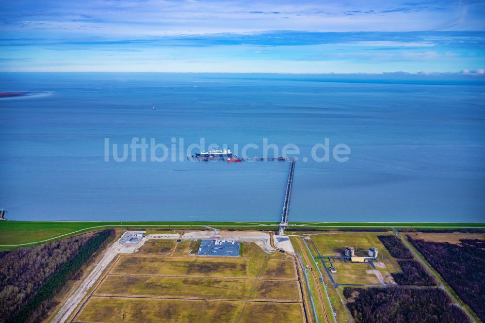 Hooksiel aus der Vogelperspektive: LNG Flüssiggas Terminal beim Entladen der Höegh Esperanza in Hooksiel im Bundesland Niedersachsen, Deutschland