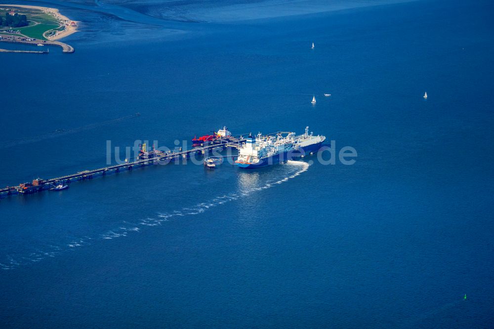 Wangerland aus der Vogelperspektive: LNG Flüssiggas Terminal beim Entladen der Höegh Esperanza in Hooksiel im Bundesland Niedersachsen, Deutschland