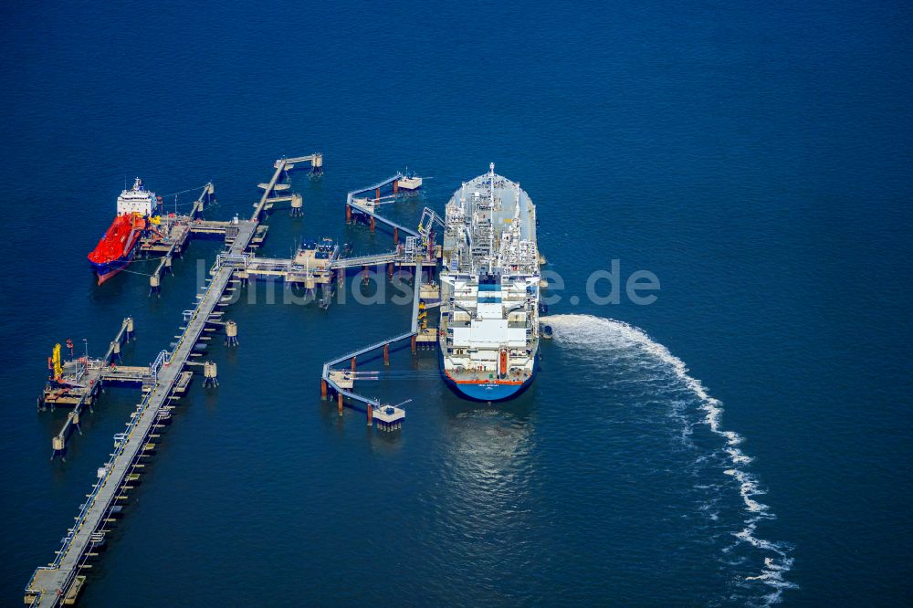 Luftbild Wangerland - LNG Flüssiggas Terminal beim Entladen der Höegh Esperanza in Hooksiel im Bundesland Niedersachsen, Deutschland