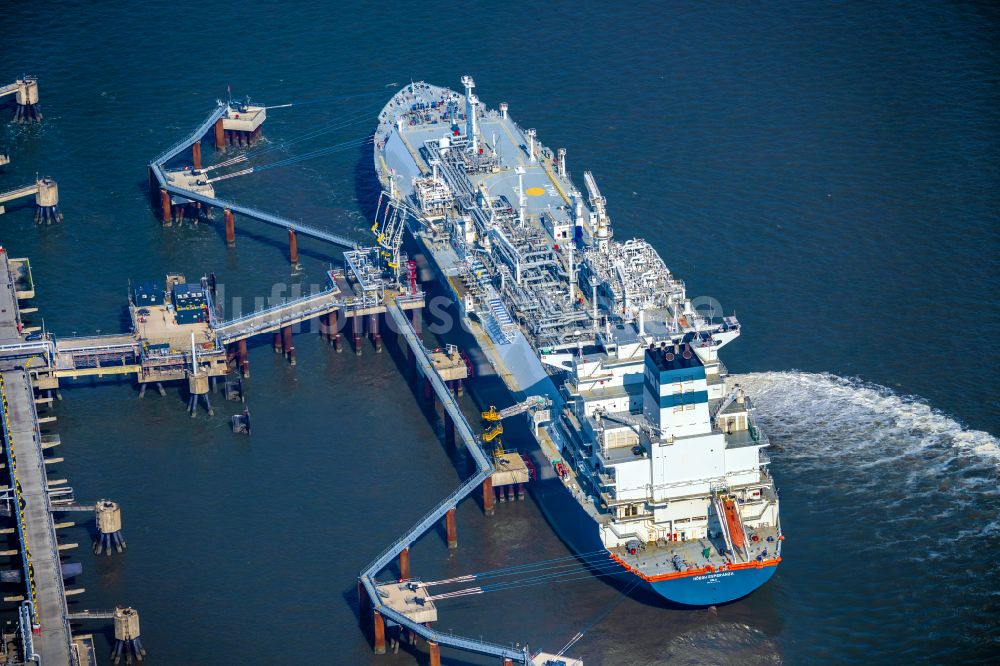 Wangerland von oben - LNG Flüssiggas Terminal beim Entladen der Höegh Esperanza in Hooksiel im Bundesland Niedersachsen, Deutschland