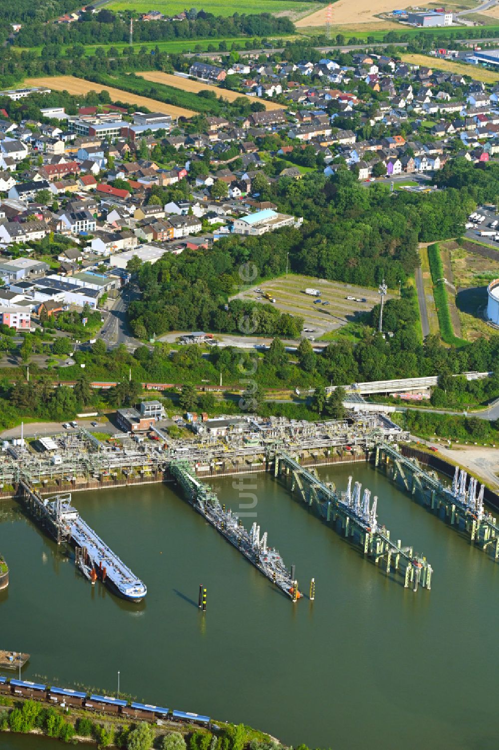 Köln aus der Vogelperspektive: LNG Flüssiggas Terminal am Ufer des Flußverlaufes des Rhein in Köln im Bundesland Nordrhein-Westfalen, Deutschland