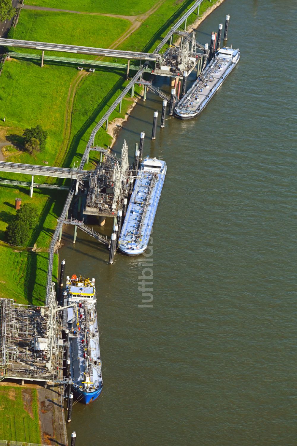 Köln von oben - LNG Flüssiggas Terminal am Ufer des Rhein in Köln im Bundesland Nordrhein-Westfalen, Deutschland