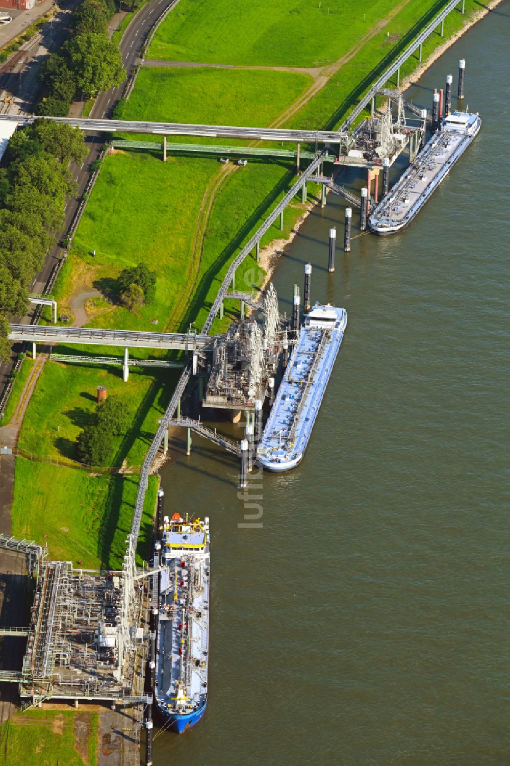 Köln aus der Vogelperspektive: LNG Flüssiggas Terminal am Ufer des Rhein in Köln im Bundesland Nordrhein-Westfalen, Deutschland