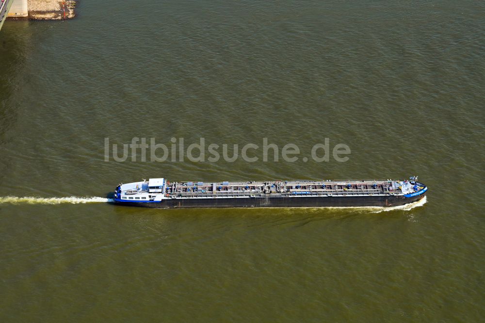 Luftbild Kalkar - LNG Tanker - Schiff - Spezialschiff in Fahrt auf dem Flußverlauf des Rhein in Kalkar im Bundesland Nordrhein-Westfalen, Deutschland