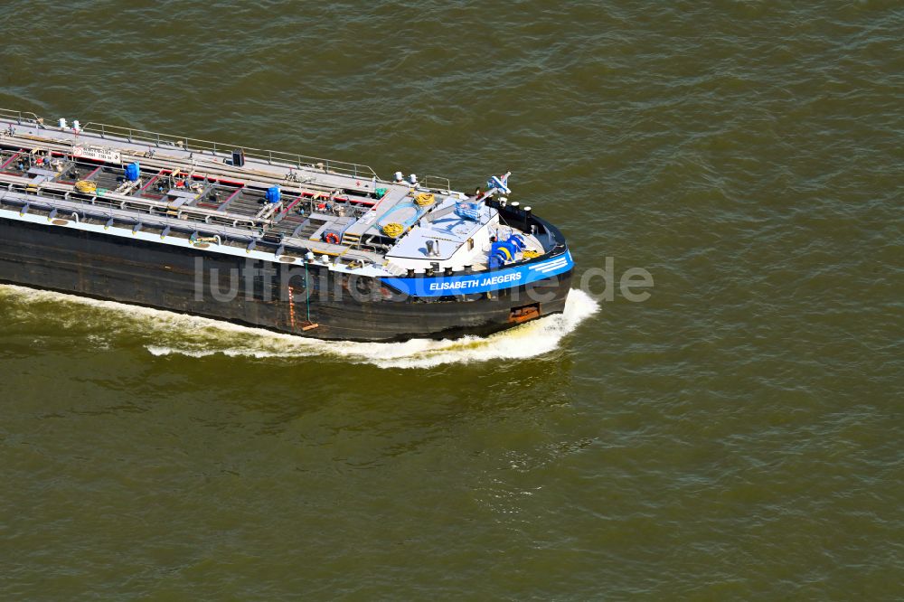 Luftaufnahme Kalkar - LNG Tanker - Schiff - Spezialschiff in Fahrt auf dem Flußverlauf des Rhein in Kalkar im Bundesland Nordrhein-Westfalen, Deutschland