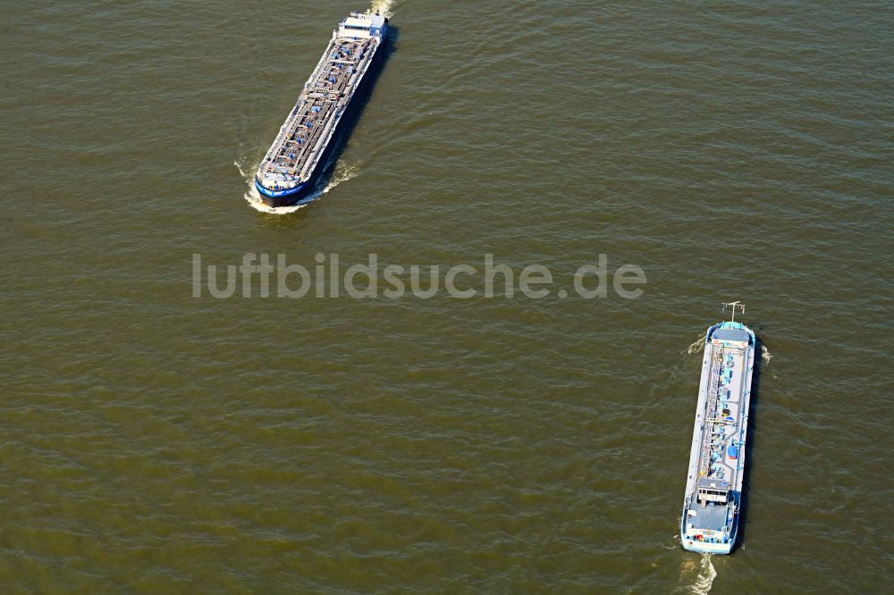 Kalkar von oben - LNG Tanker - Schiff - Spezialschiff in Fahrt auf dem Flußverlauf des Rhein in Kalkar im Bundesland Nordrhein-Westfalen, Deutschland