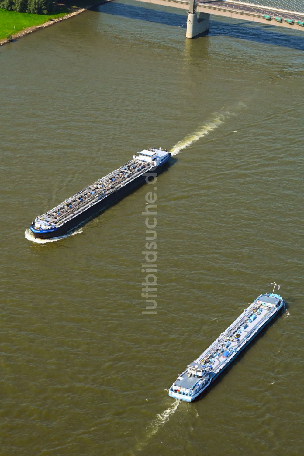 Kalkar aus der Vogelperspektive: LNG Tanker - Schiff - Spezialschiff in Fahrt auf dem Flußverlauf des Rhein in Kalkar im Bundesland Nordrhein-Westfalen, Deutschland