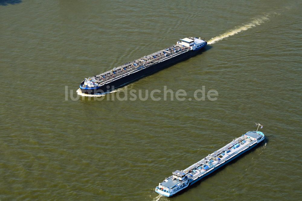 Luftbild Kalkar - LNG Tanker - Schiff - Spezialschiff in Fahrt auf dem Flußverlauf des Rhein in Kalkar im Bundesland Nordrhein-Westfalen, Deutschland