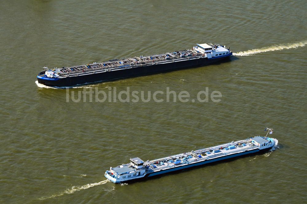 Luftaufnahme Kalkar - LNG Tanker - Schiff - Spezialschiff in Fahrt auf dem Flußverlauf des Rhein in Kalkar im Bundesland Nordrhein-Westfalen, Deutschland