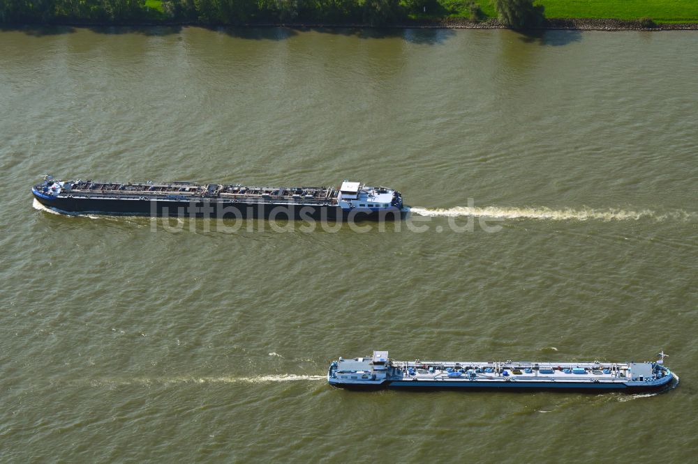 Kalkar von oben - LNG Tanker - Schiff - Spezialschiff in Fahrt auf dem Flußverlauf des Rhein in Kalkar im Bundesland Nordrhein-Westfalen, Deutschland