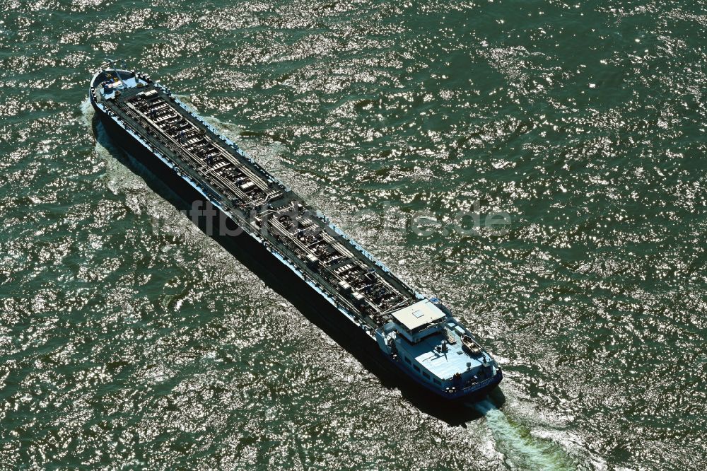 Kalkar aus der Vogelperspektive: LNG Tanker - Schiff - Spezialschiff in Fahrt auf dem Flußverlauf des Rhein in Kalkar im Bundesland Nordrhein-Westfalen, Deutschland