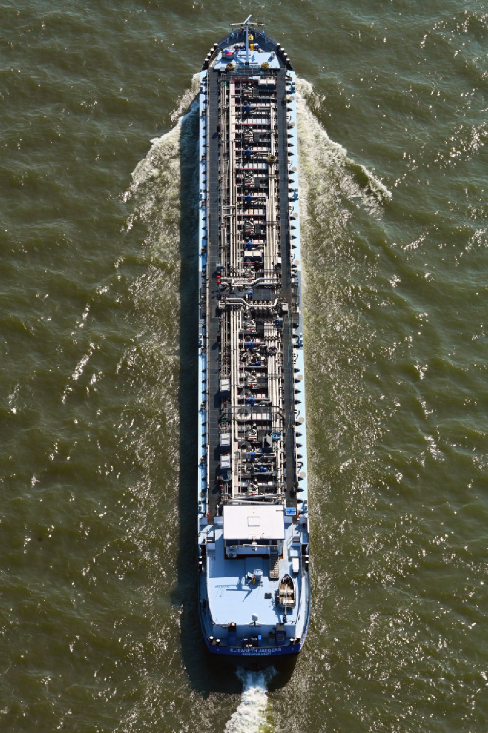 Luftbild Kalkar - LNG Tanker - Schiff - Spezialschiff in Fahrt auf dem Flußverlauf des Rhein in Kalkar im Bundesland Nordrhein-Westfalen, Deutschland