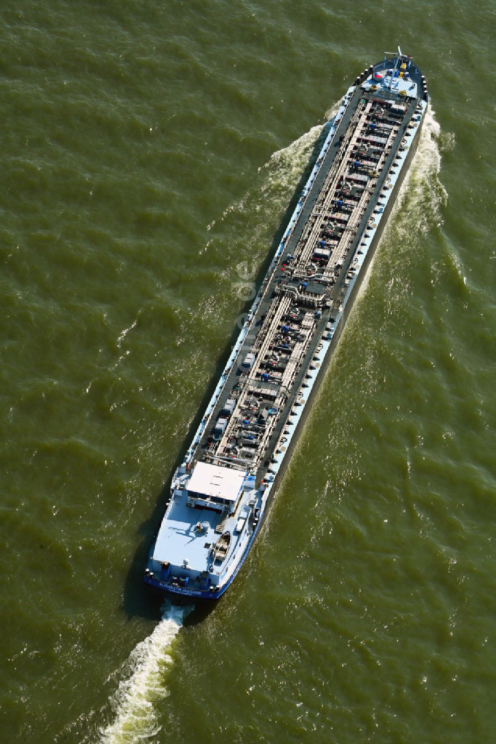 Luftaufnahme Kalkar - LNG Tanker - Schiff - Spezialschiff in Fahrt auf dem Flußverlauf des Rhein in Kalkar im Bundesland Nordrhein-Westfalen, Deutschland