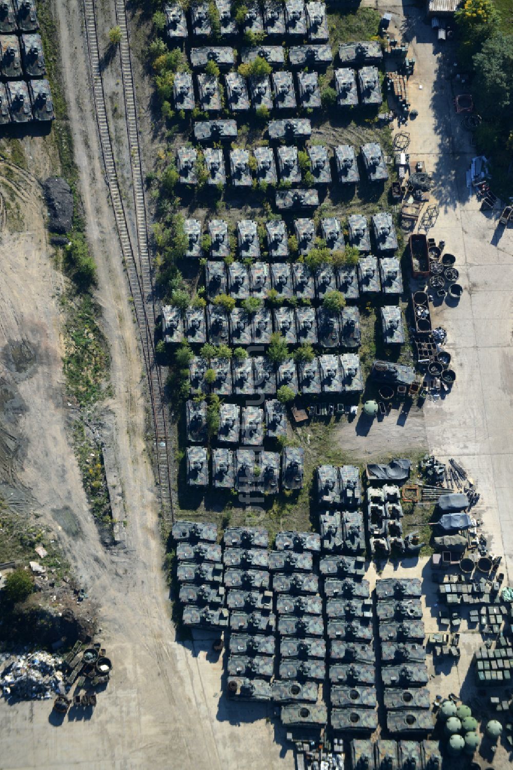 Rockensußra aus der Vogelperspektive: Logistikhof der Schrott - Recycling- Sortieranlage Panzer- Verschrottung in Rockensußra im Bundesland Thüringen, Deutschland