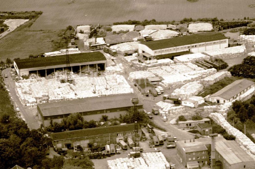 Berlin - MARZAHN von oben - Logistikzentrum der AWU im Gewerbegebiet Biesdorf an der B1 in Berlin-Marzahn. 09.10.90