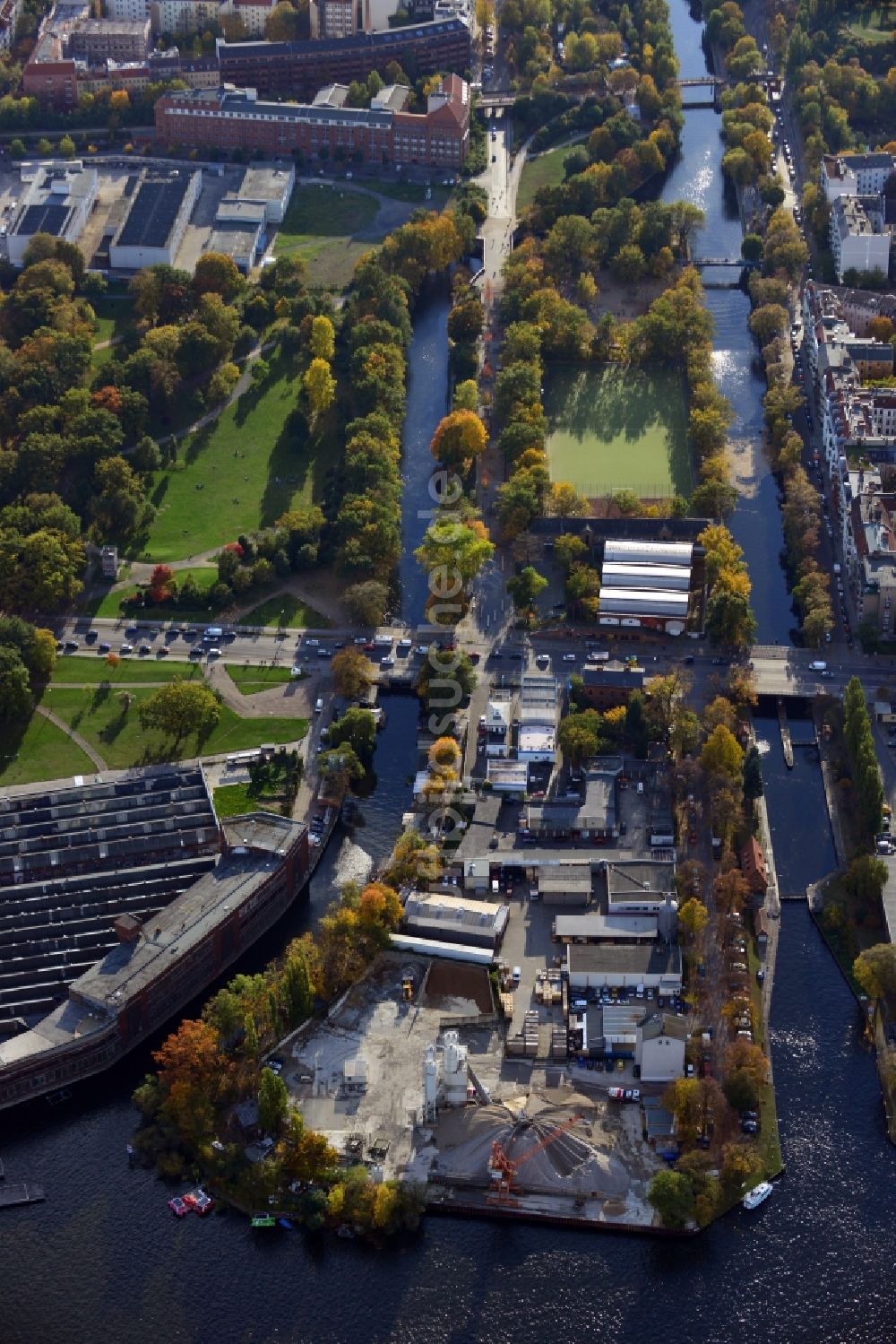 Luftbild Berlin - Lohmühleninsel zwischen Landwehrkanal und Flutgraben am Ufer der Spree in Berlin - Kreuzberg