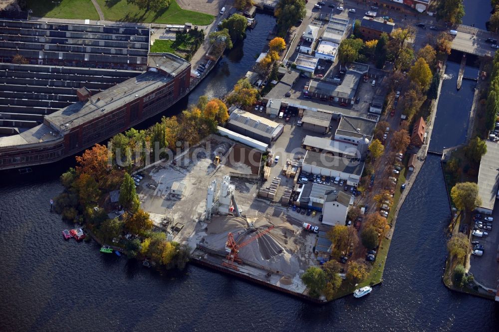 Luftaufnahme Berlin - Lohmühleninsel zwischen Landwehrkanal und Flutgraben am Ufer der Spree in Berlin - Kreuzberg