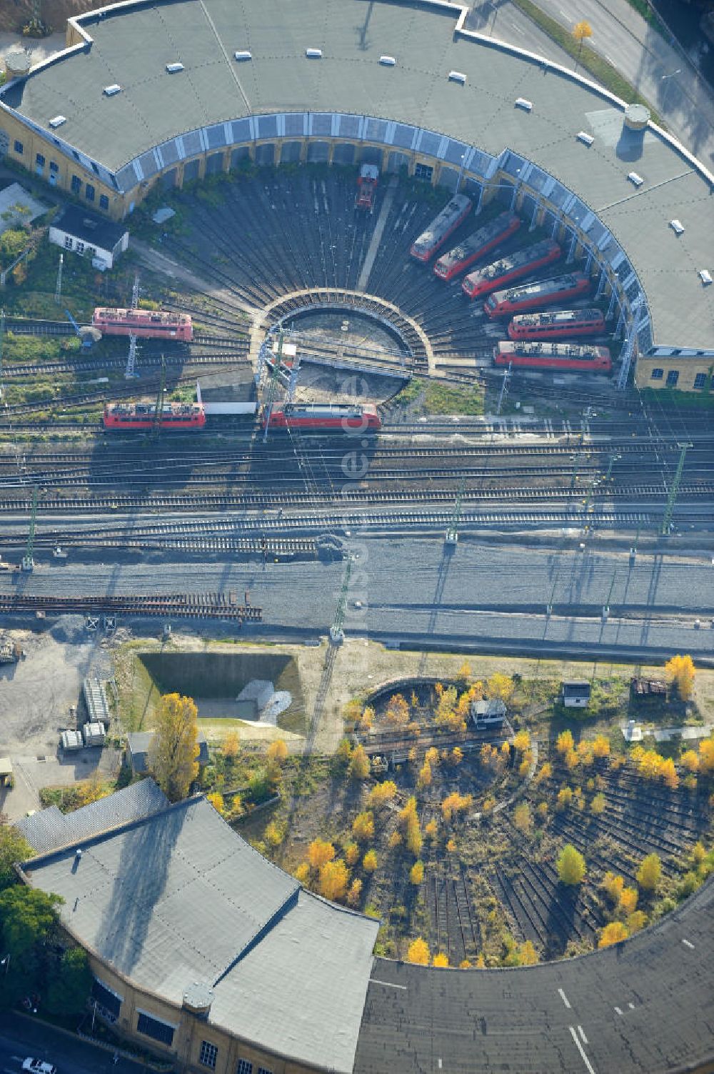 Leipzig aus der Vogelperspektive: Lokhalle und alter Rundschuppen der Deutschen Bahn an der Rackwitzer Straße in Leipzig