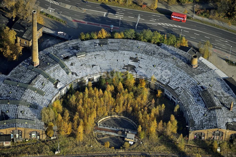 Leipzig von oben - Lokschuppen mit Drehscheibe Leipzig im Herbst