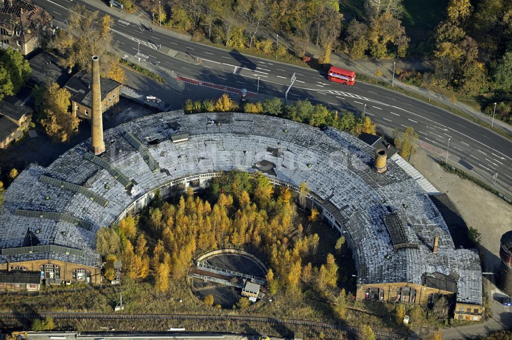 Leipzig aus der Vogelperspektive: Lokschuppen mit Drehscheibe Leipzig im Herbst