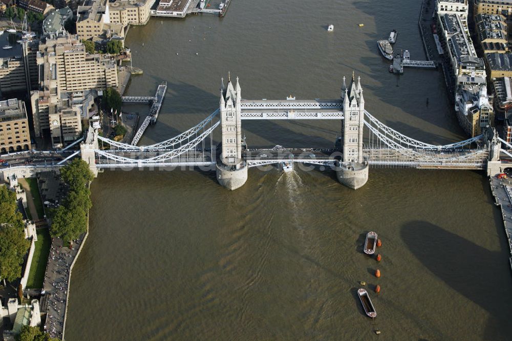 Luftaufnahme London - Londoner Tower Bridge über der Themse