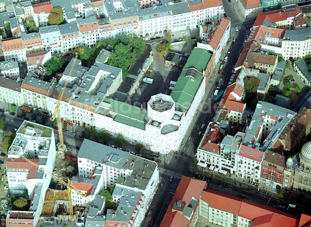 Luftaufnahme Berlin - LOVE LETTERS - Aktion der Deutschen Post an Ihrem Gebäude an der Orianienburger Straße / Tucholskystraße in Berlin - Mitte (