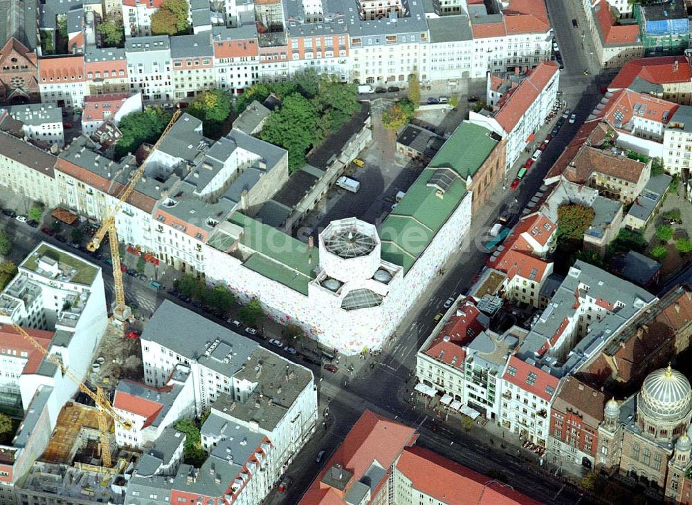 Berlin von oben - LOVE LETTERS - Aktion der Deutschen Post an Ihrem Gebäude an der Orianienburger Straße / Tucholskystraße in Berlin - Mitte (