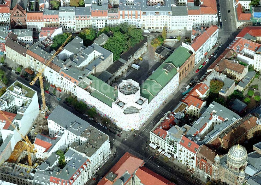 Berlin aus der Vogelperspektive: LOVE LETTERS - Aktion der Deutschen Post an Ihrem Gebäude an der Orianienburger Straße / Tucholskystraße in Berlin - Mitte (