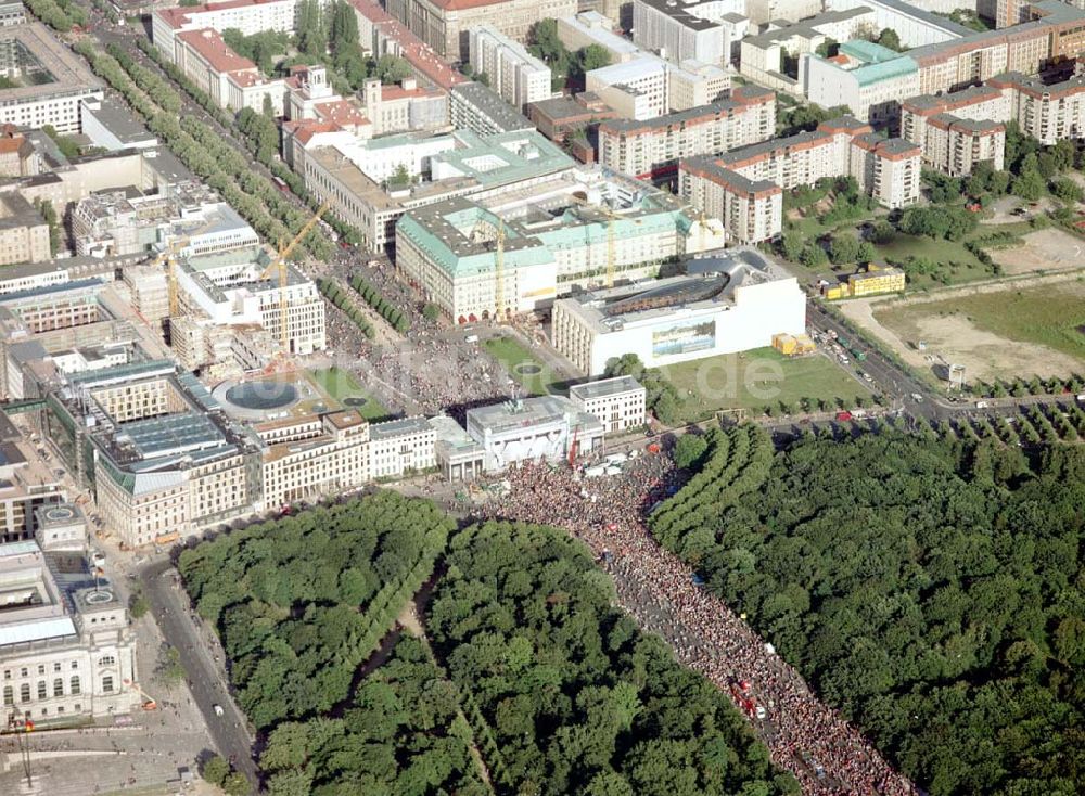 Luftaufnahme Berlin - Tiergarten - Love - Parade 2001 am Brandenburger Tor in Berlin Mitte / Tiergarten.