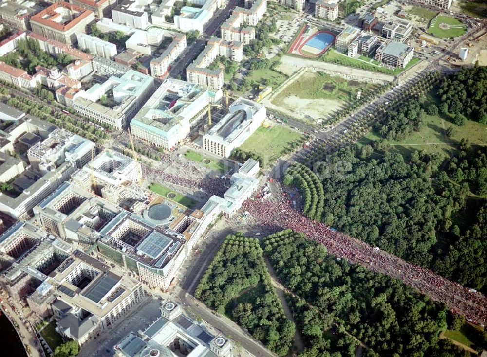 Luftbild Berlin - Tiergarten - Love - Parade 2001 am Brandenburger Tor in Berlin Mitte / Tiergarten.