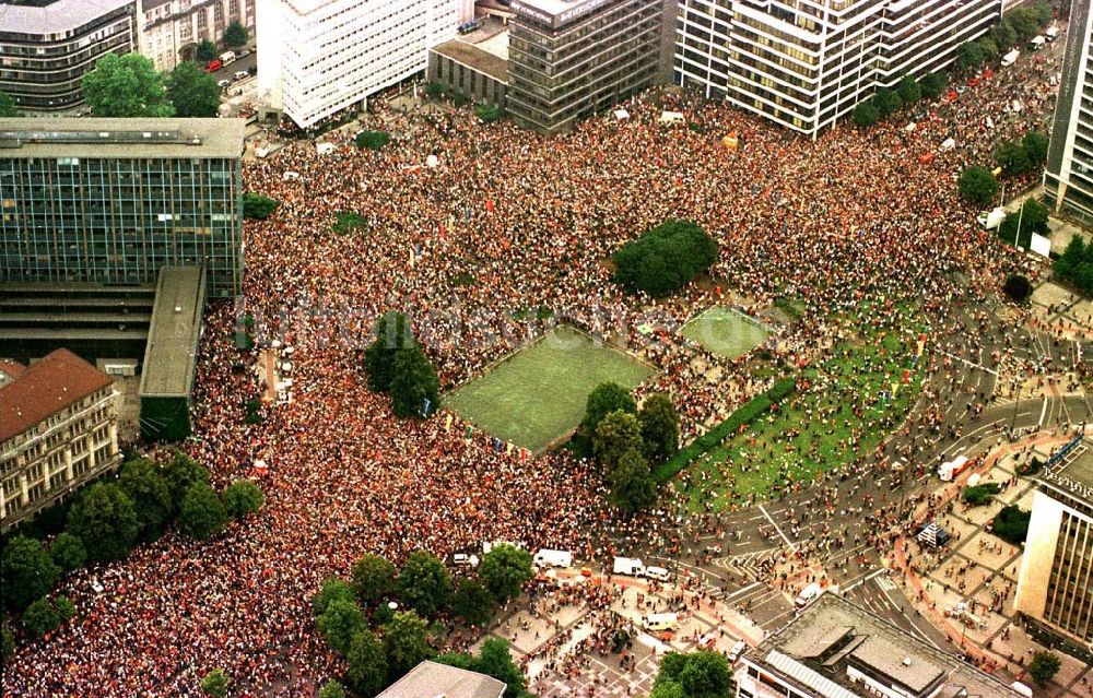 Berlin - Tiergarten von oben - Love-Parade am Ernst-Reuter-Platz