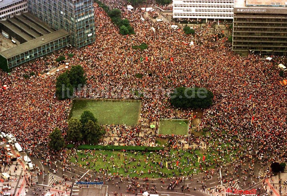 Luftbild Berlin-Tiergarten - Love-Parade am Ernst-Reuter-Platz