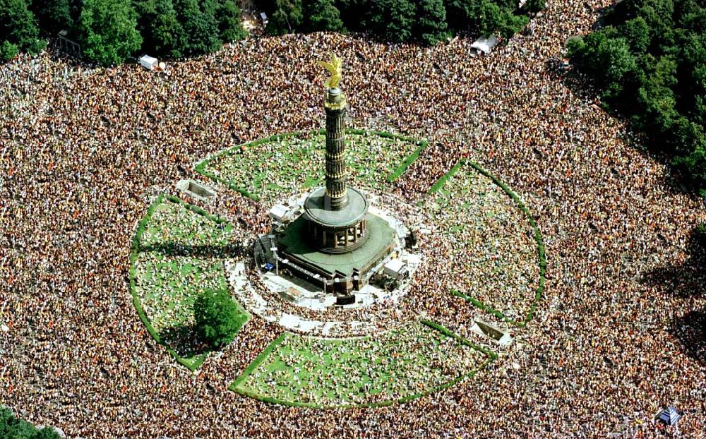 Luftbild Berlin-Tiergarten - LOVE-PARADE 1997 am Grossen Stern in Berlin-Tiergarten.