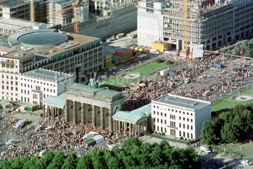 Luftbild Berlin - Loveparade Musik- Festival am Brandenburger Tor im Ortsteil Mitte in Berlin, Deutschland