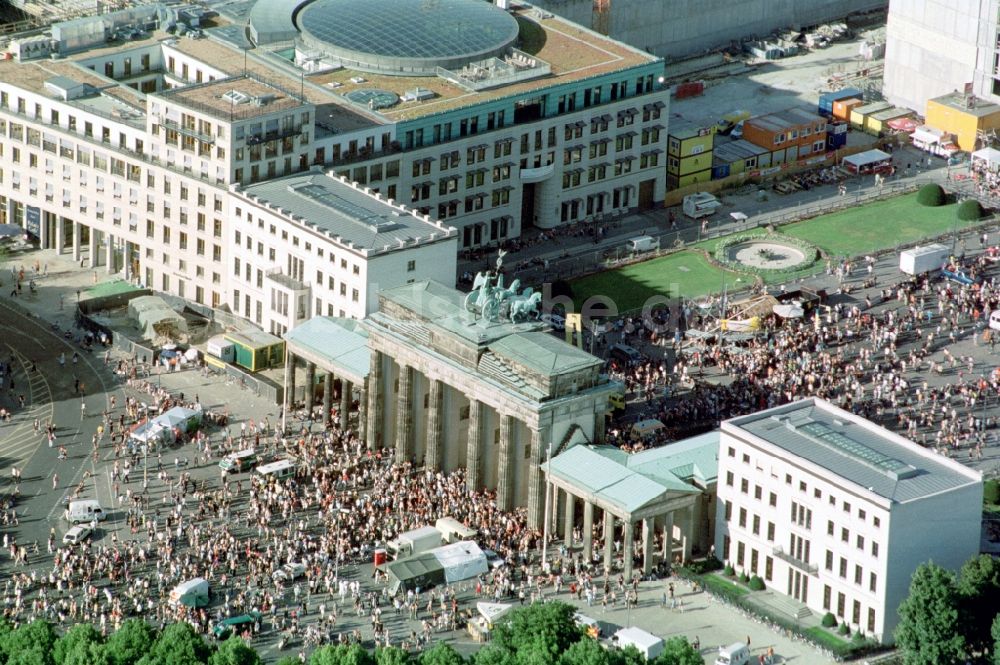 Luftaufnahme Berlin - Loveparade Musik- Festival am Brandenburger Tor im Ortsteil Mitte in Berlin, Deutschland