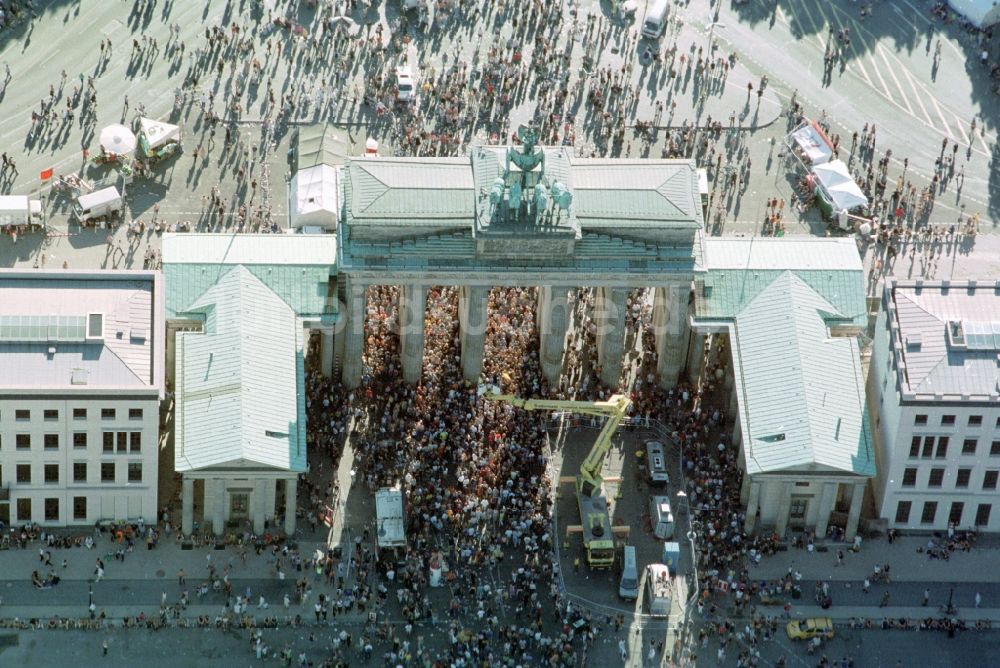 Berlin von oben - Loveparade Musik- Festival am Brandenburger Tor im Ortsteil Mitte in Berlin, Deutschland