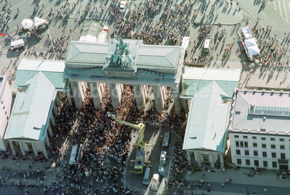 Berlin aus der Vogelperspektive: Loveparade Musik- Festival am Brandenburger Tor im Ortsteil Mitte in Berlin, Deutschland