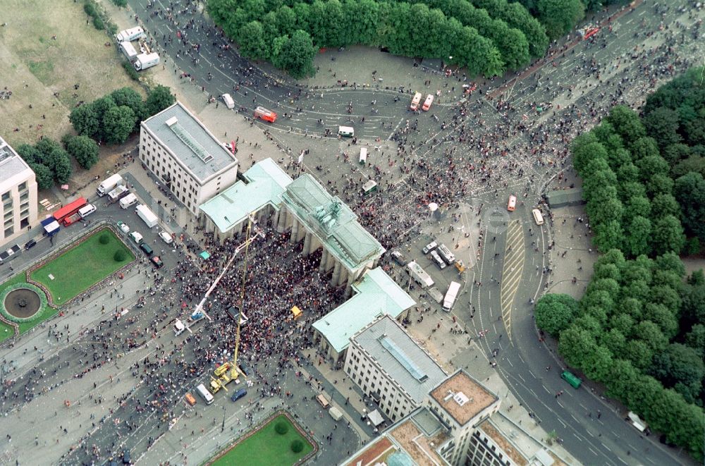 Luftbild Berlin - Loveparade Musik- Festival am Brandenburger Tor im Ortsteil Mitte in Berlin, Deutschland