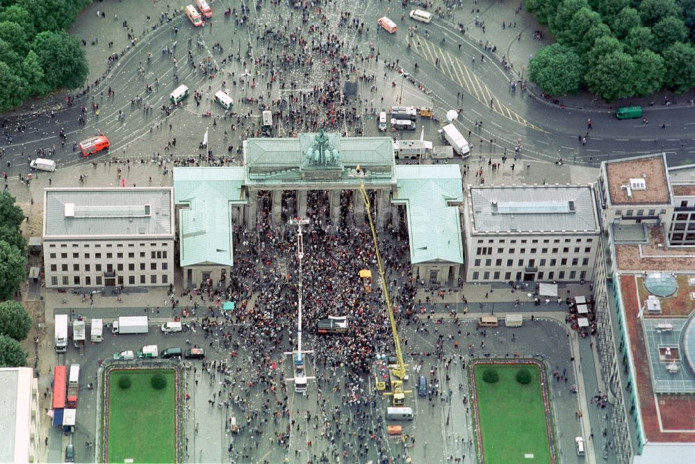 Luftaufnahme Berlin - Loveparade Musik- Festival am Brandenburger Tor im Ortsteil Mitte in Berlin, Deutschland