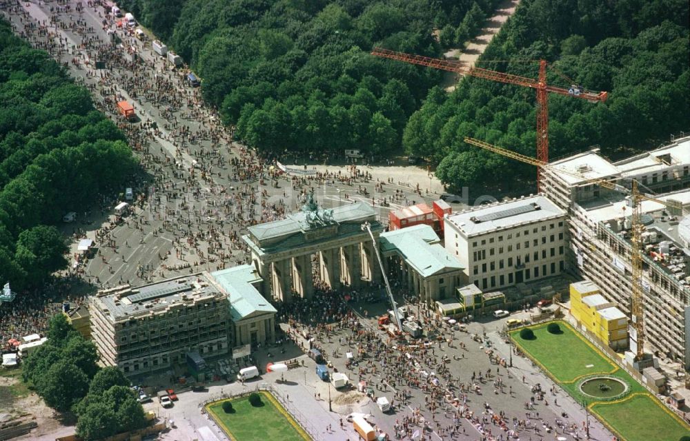 Luftbild Berlin - Loveparade Musik- Festival am Brandenburger Tor im Ortsteil Mitte in Berlin, Deutschland