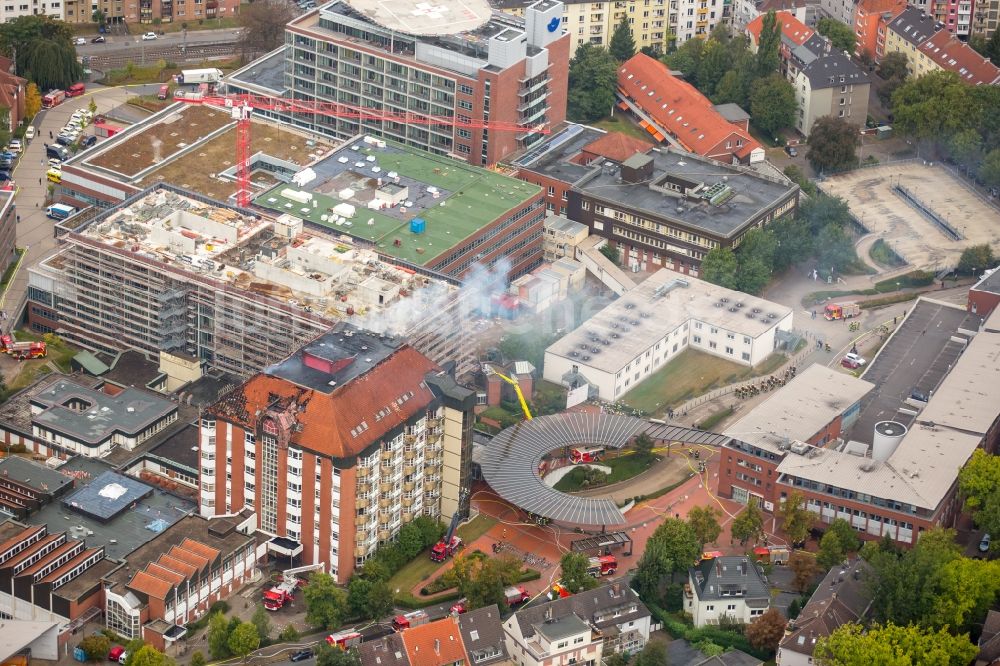 Luftbild Bochum - Löscharbeiten am Gebäude Berufsgenossenschaftliches Universitätsklinikum Bergmannsheil am Bürkle de la Camp-Platz in Bochum im Bundesland Nordrhein-Westfalen