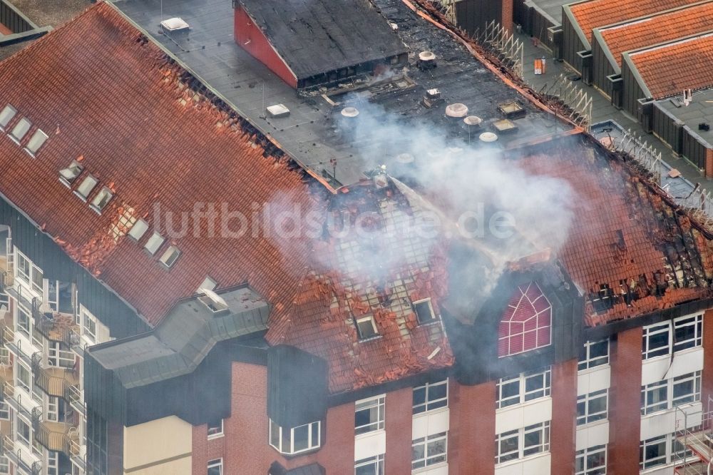 Luftbild Bochum - Löscharbeiten am Gebäude Berufsgenossenschaftliches Universitätsklinikum Bergmannsheil am Bürkle de la Camp-Platz in Bochum im Bundesland Nordrhein-Westfalen