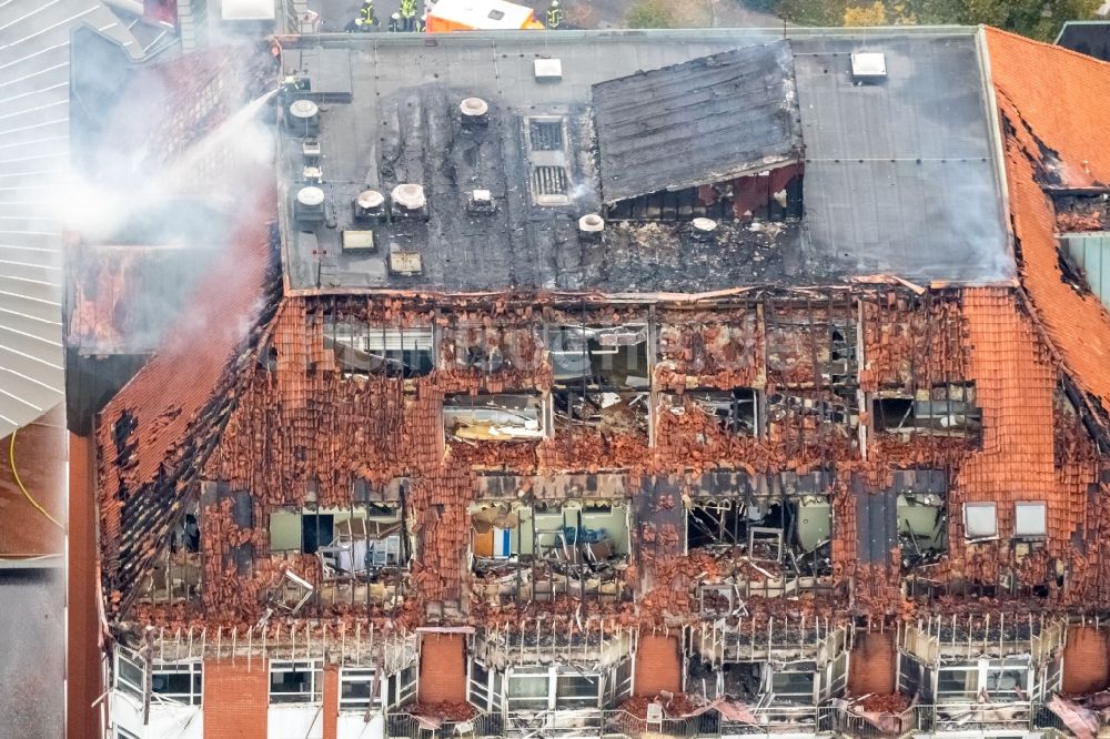 Luftbild Bochum - Löscharbeiten am Gebäude Berufsgenossenschaftliches Universitätsklinikum Bergmannsheil am Bürkle de la Camp-Platz in Bochum im Bundesland Nordrhein-Westfalen